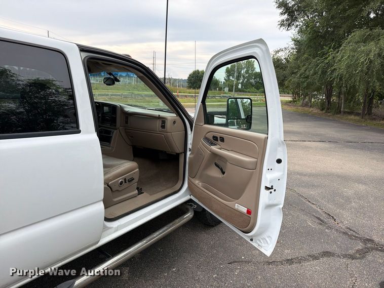 image for item DV0920 2004 Chevrolet Silverado 3500 Crew Cab pickup truck