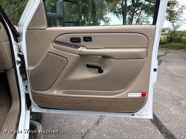 image for item DV0920 2004 Chevrolet Silverado 3500 Crew Cab pickup truck