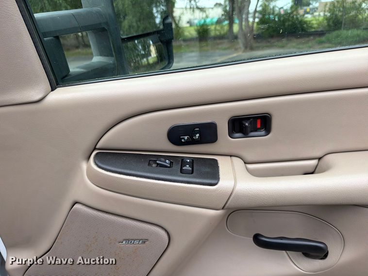 image for item DV0920 2004 Chevrolet Silverado 3500 Crew Cab pickup truck