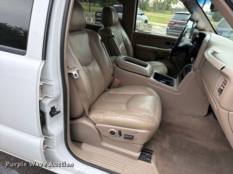 image for item DV0920 2004 Chevrolet Silverado 3500 Crew Cab pickup truck
