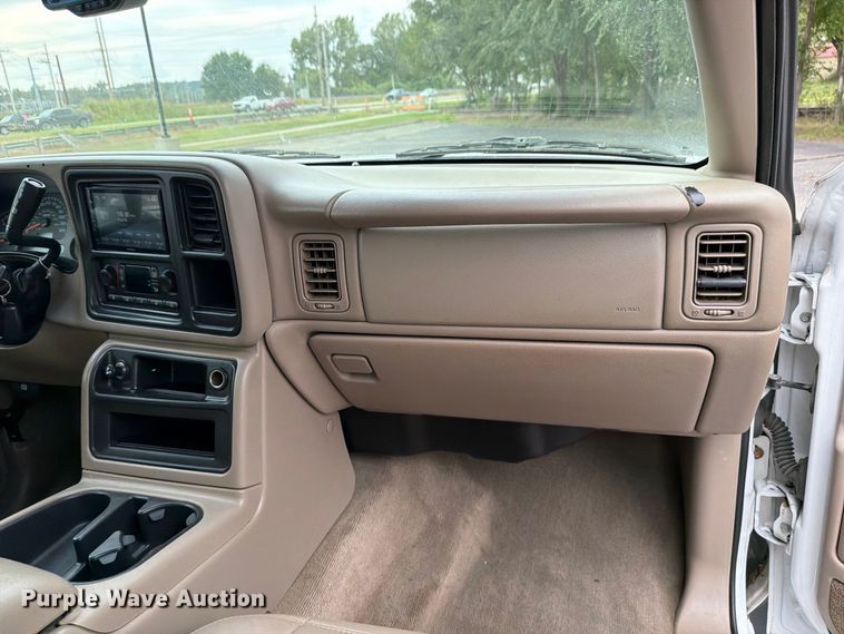 image for item DV0920 2004 Chevrolet Silverado 3500 Crew Cab pickup truck
