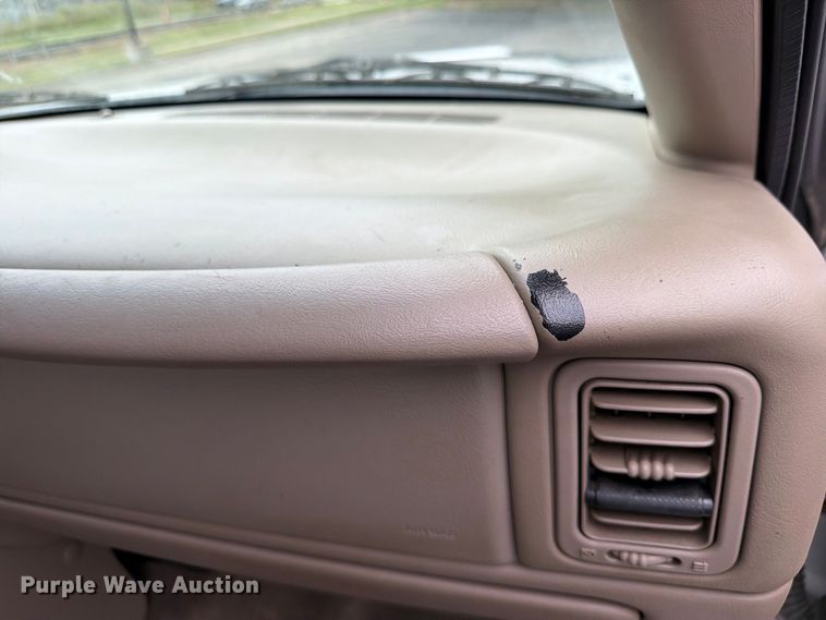 image for item DV0920 2004 Chevrolet Silverado 3500 Crew Cab pickup truck