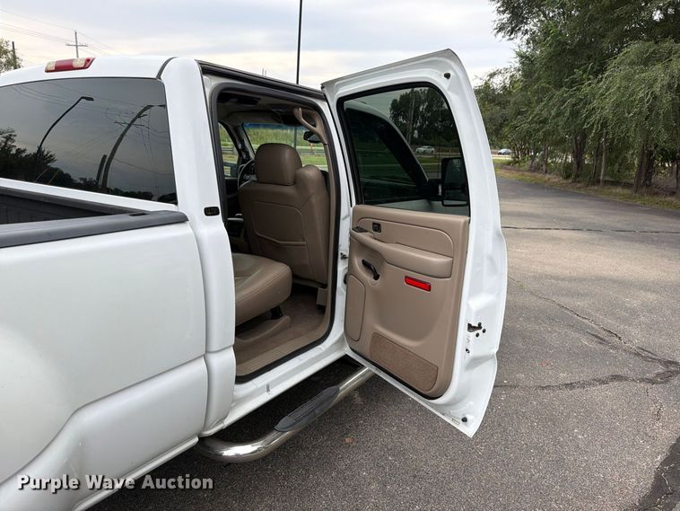 image for item DV0920 2004 Chevrolet Silverado 3500 Crew Cab pickup truck