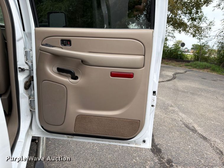 image for item DV0920 2004 Chevrolet Silverado 3500 Crew Cab pickup truck