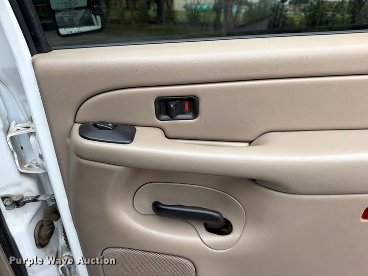 image for item DV0920 2004 Chevrolet Silverado 3500 Crew Cab pickup truck