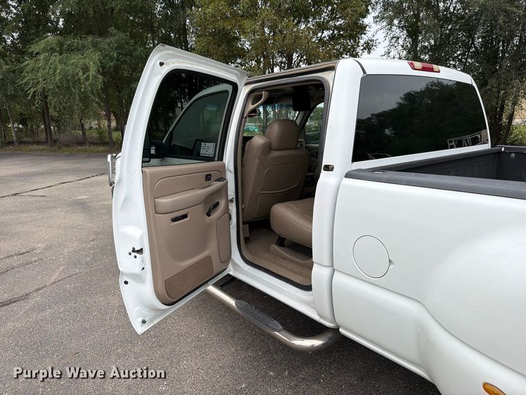 image for item DV0920 2004 Chevrolet Silverado 3500 Crew Cab pickup truck