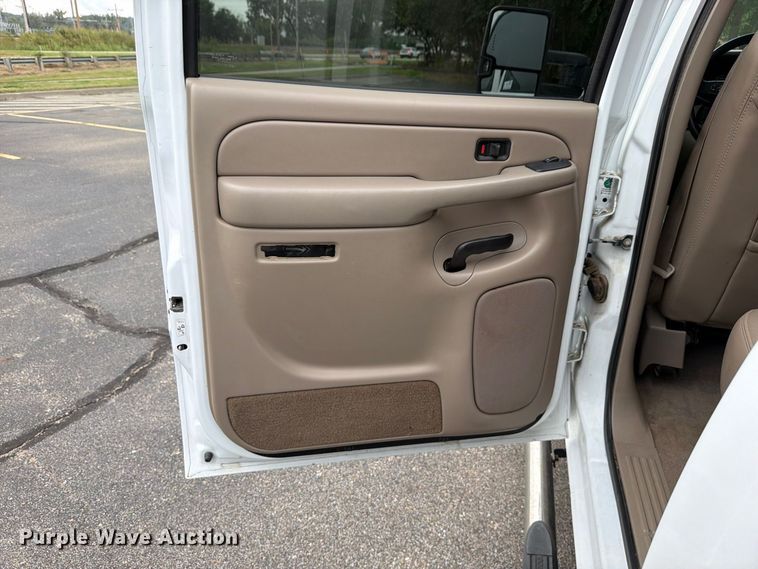 image for item DV0920 2004 Chevrolet Silverado 3500 Crew Cab pickup truck