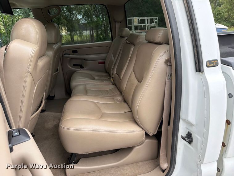 image for item DV0920 2004 Chevrolet Silverado 3500 Crew Cab pickup truck