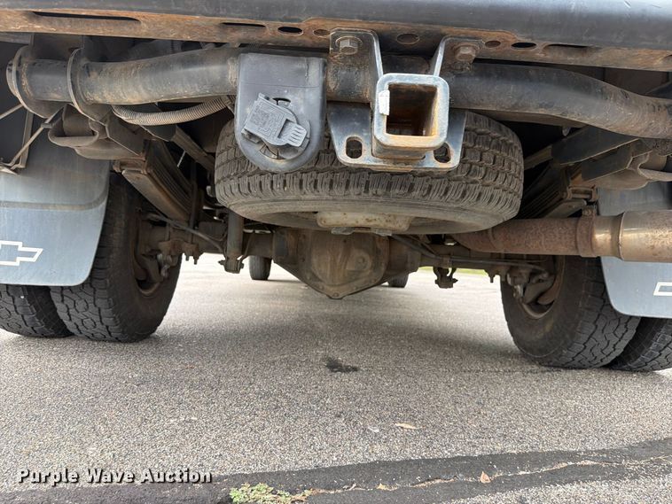 image for item DV0920 2004 Chevrolet Silverado 3500 Crew Cab pickup truck