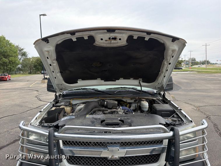 image for item DV0920 2004 Chevrolet Silverado 3500 Crew Cab pickup truck
