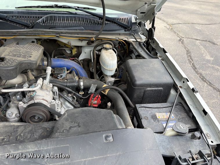 image for item DV0920 2004 Chevrolet Silverado 3500 Crew Cab pickup truck