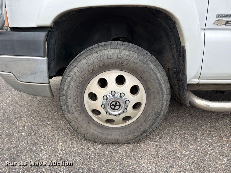 image for item DV0920 2004 Chevrolet Silverado 3500 Crew Cab pickup truck