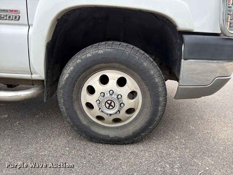 image for item DV0920 2004 Chevrolet Silverado 3500 Crew Cab pickup truck