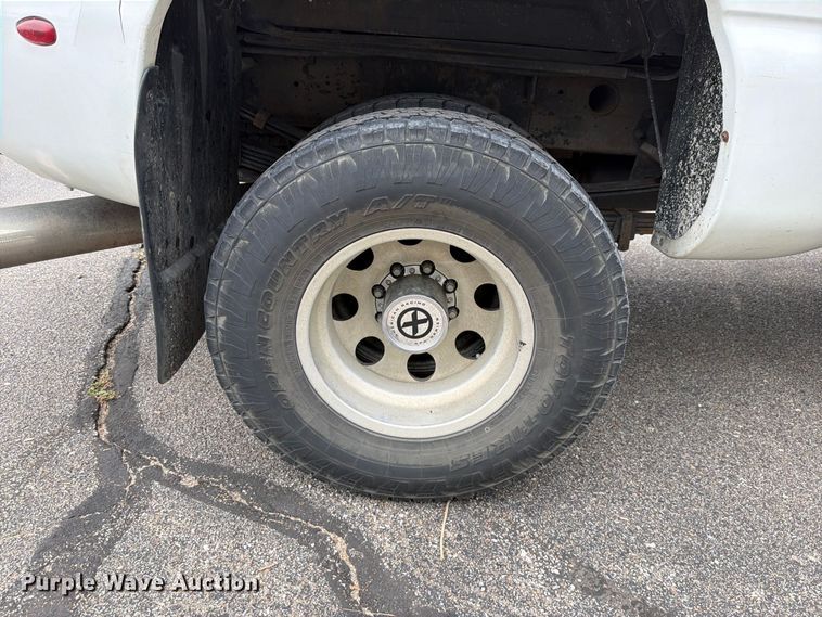image for item DV0920 2004 Chevrolet Silverado 3500 Crew Cab pickup truck