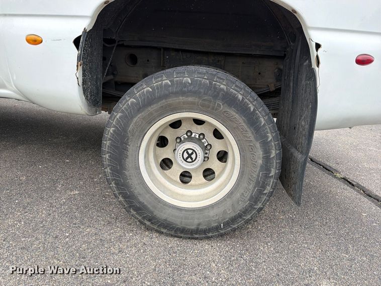 image for item DV0920 2004 Chevrolet Silverado 3500 Crew Cab pickup truck