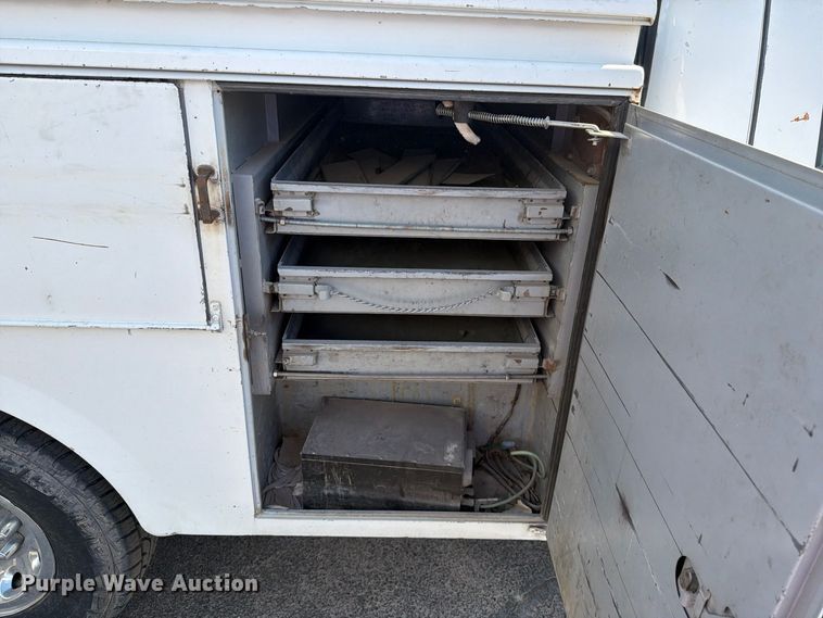 image for item DV8618 2002 Ford F250 Super Duty utility bed pickup truck