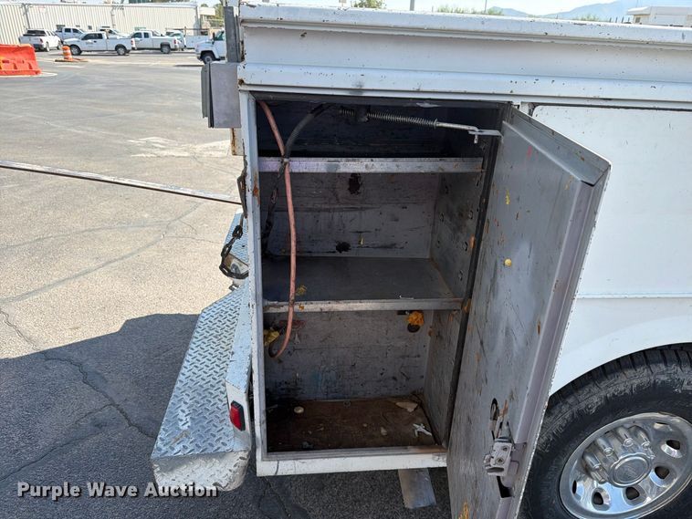 image for item DV8618 2002 Ford F250 Super Duty utility bed pickup truck