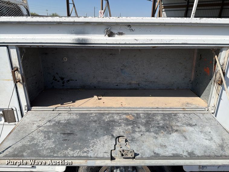 image for item DV8618 2002 Ford F250 Super Duty utility bed pickup truck