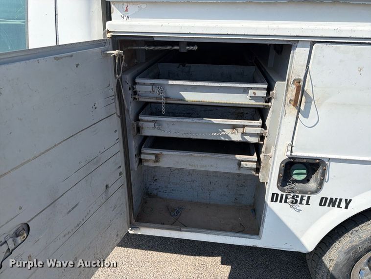 image for item DV8618 2002 Ford F250 Super Duty utility bed pickup truck