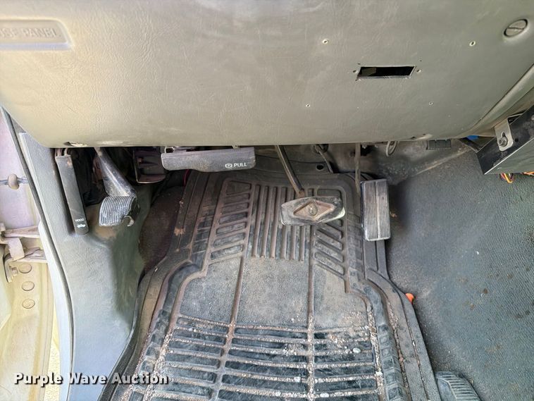 image for item DV8618 2002 Ford F250 Super Duty utility bed pickup truck
