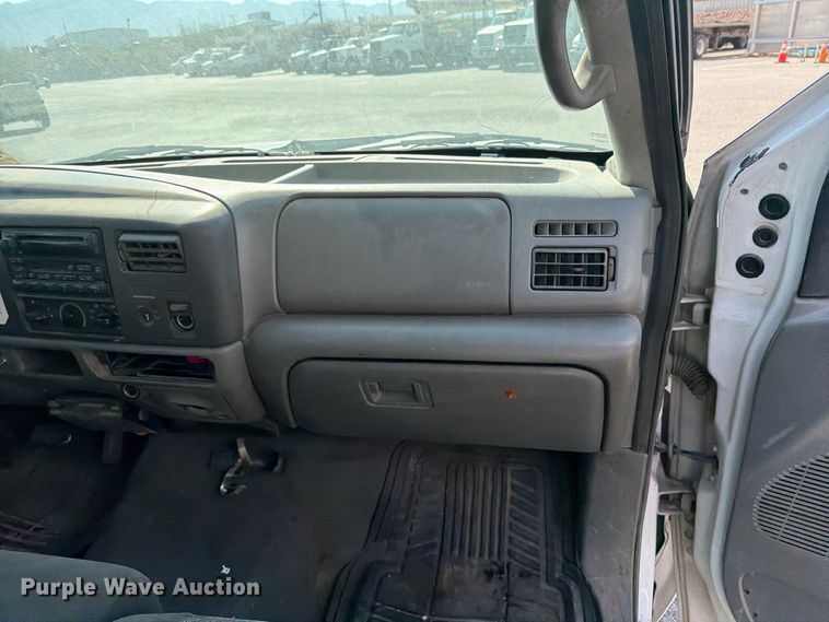 image for item DV8618 2002 Ford F250 Super Duty utility bed pickup truck