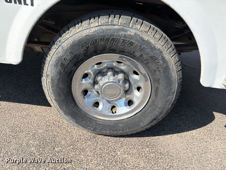 image for item DV8618 2002 Ford F250 Super Duty utility bed pickup truck