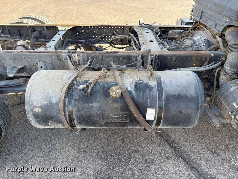 image for item DV8622 2008 Isuzu NPR truck cab and chassis
