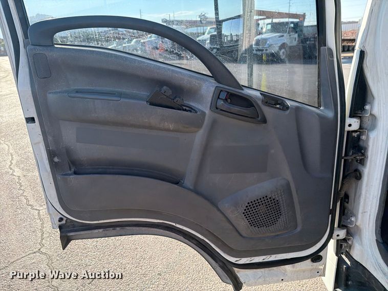 image for item DV8622 2008 Isuzu NPR truck cab and chassis