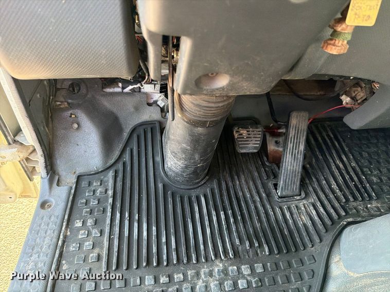 image for item DV8622 2008 Isuzu NPR truck cab and chassis