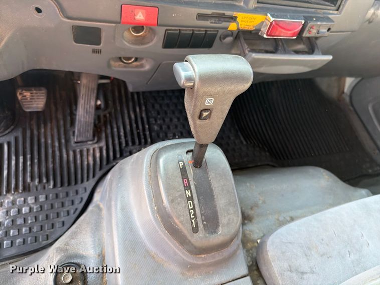 image for item DV8622 2008 Isuzu NPR truck cab and chassis