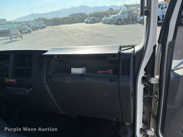 image for item DV8622 2008 Isuzu NPR truck cab and chassis
