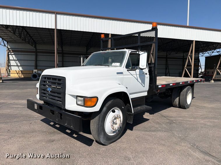image for item DV8623 1997 Ford F800 flatbed truck