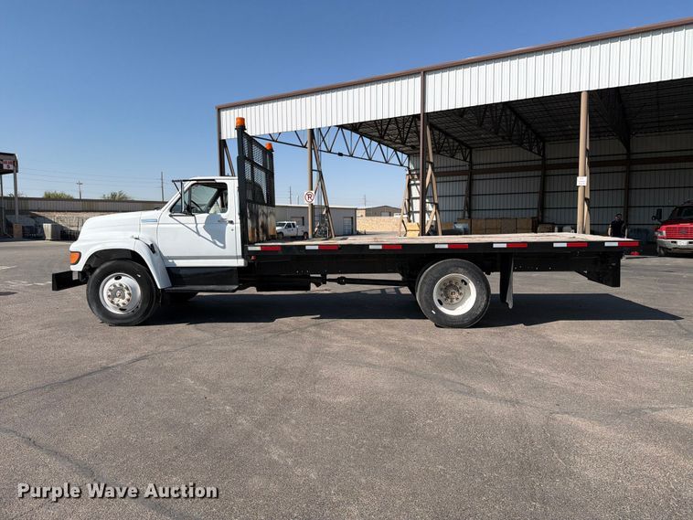 image for item DV8623 1997 Ford F800 flatbed truck