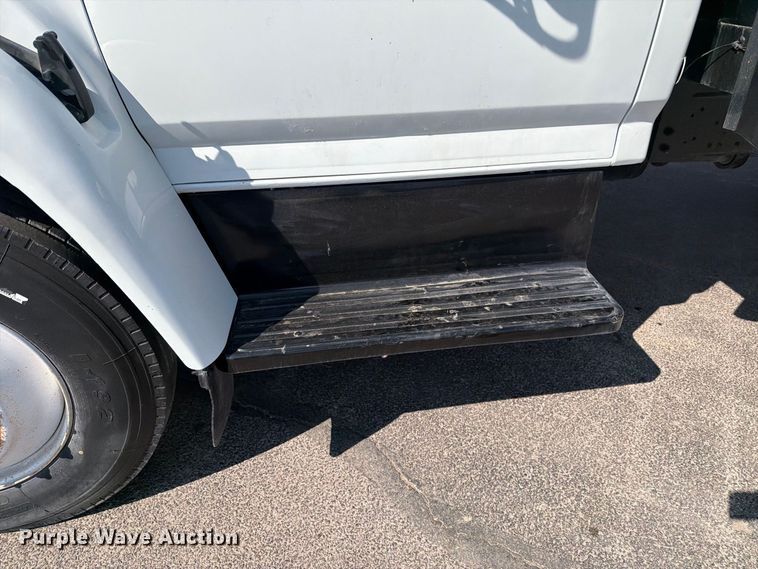 image for item DV8623 1997 Ford F800 flatbed truck