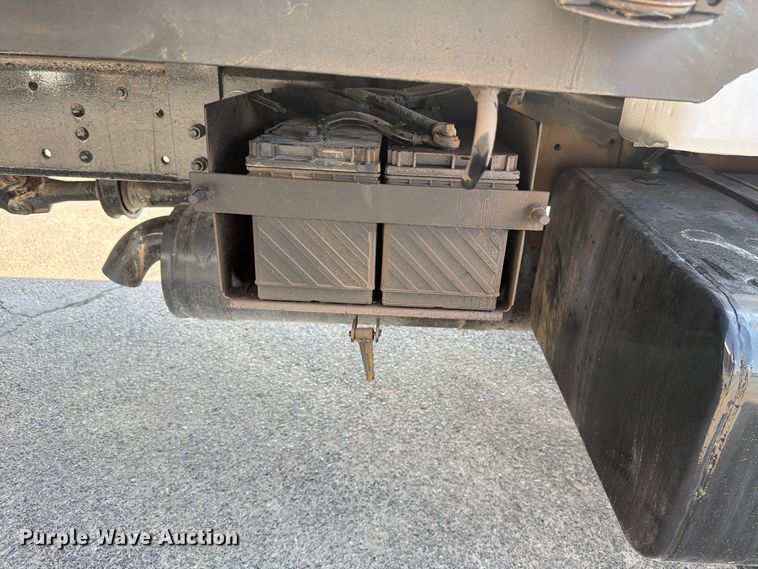 image for item DV8623 1997 Ford F800 flatbed truck