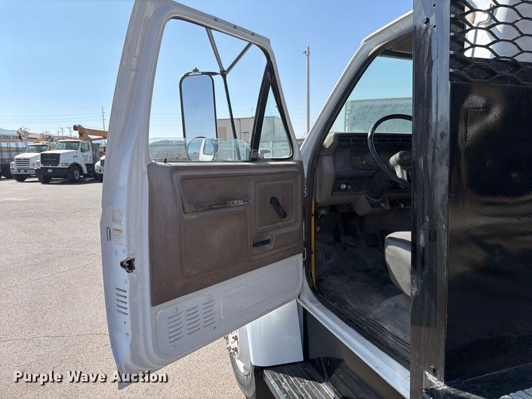 image for item DV8623 1997 Ford F800 flatbed truck