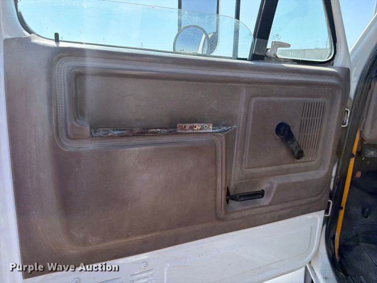 image for item DV8623 1997 Ford F800 flatbed truck