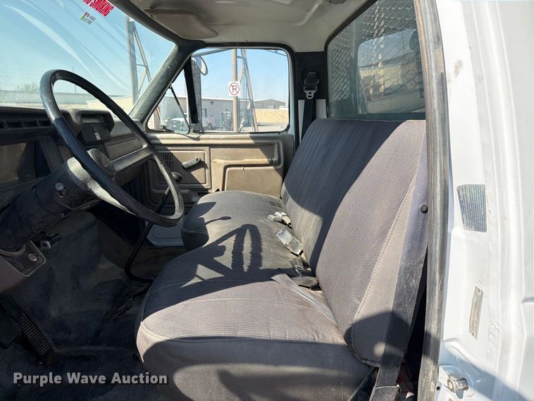 image for item DV8623 1997 Ford F800 flatbed truck