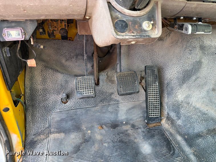 image for item DV8623 1997 Ford F800 flatbed truck