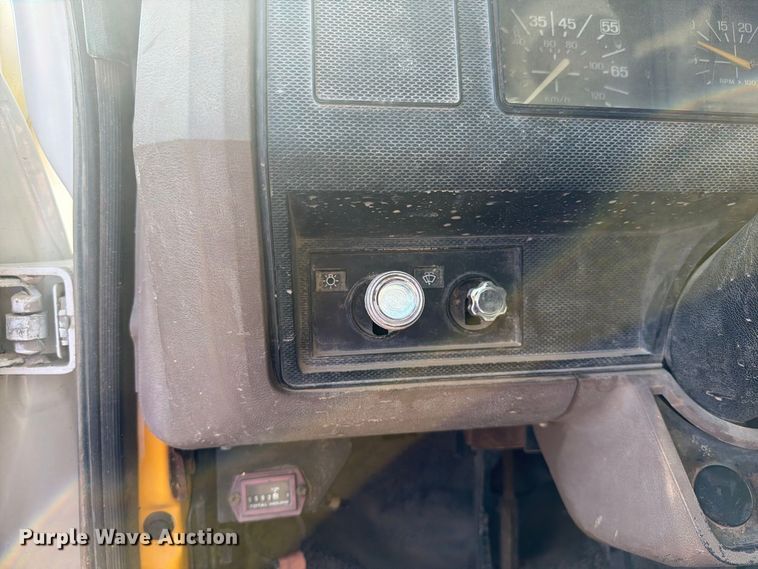 image for item DV8623 1997 Ford F800 flatbed truck