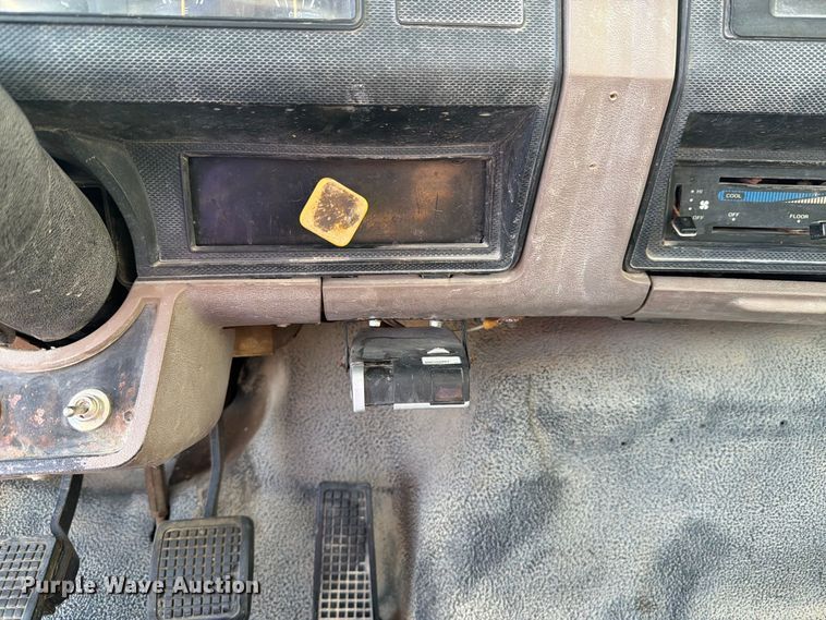image for item DV8623 1997 Ford F800 flatbed truck