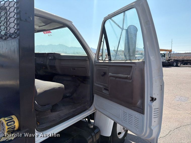 image for item DV8623 1997 Ford F800 flatbed truck