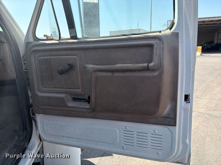 image for item DV8623 1997 Ford F800 flatbed truck