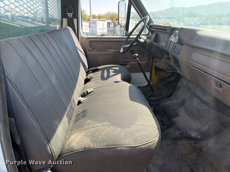 image for item DV8623 1997 Ford F800 flatbed truck