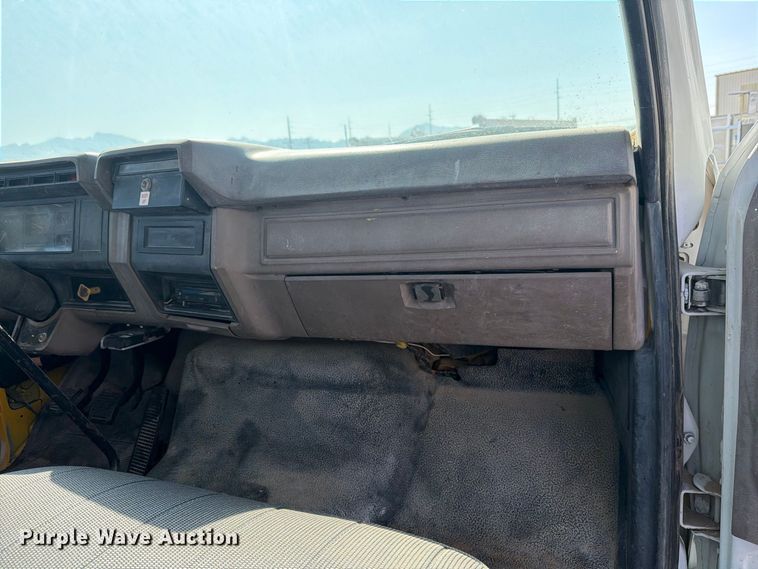 image for item DV8623 1997 Ford F800 flatbed truck