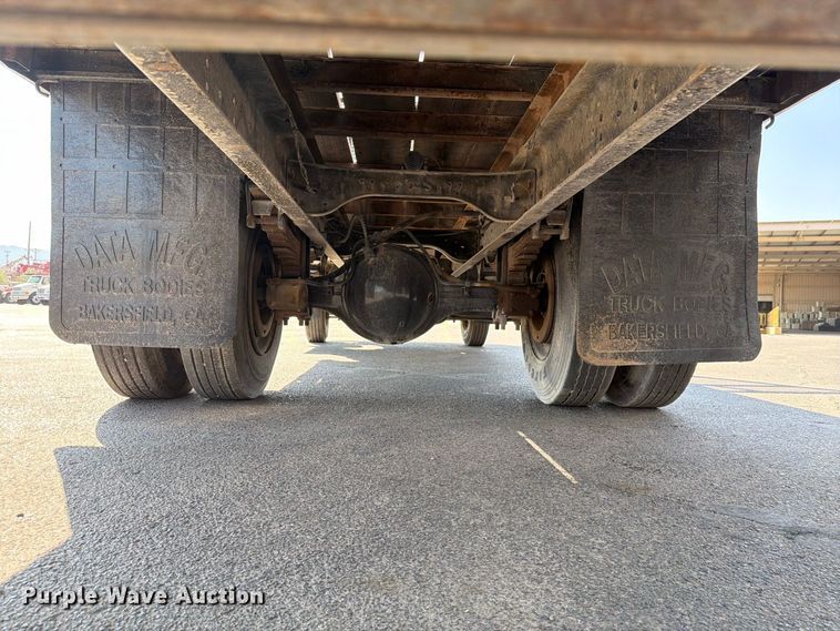 image for item DV8623 1997 Ford F800 flatbed truck