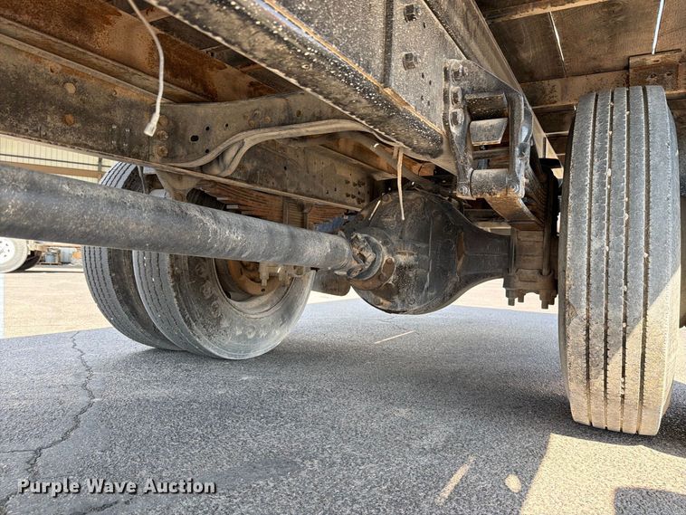 image for item DV8623 1997 Ford F800 flatbed truck