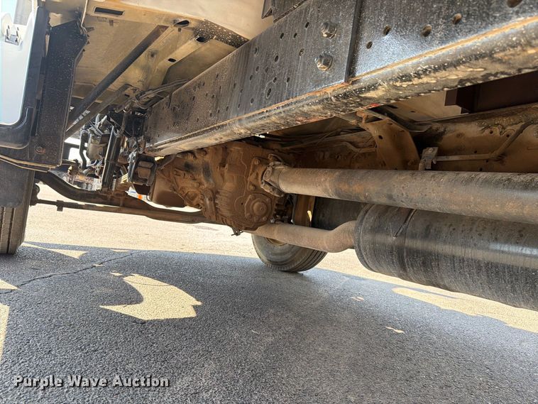 image for item DV8623 1997 Ford F800 flatbed truck