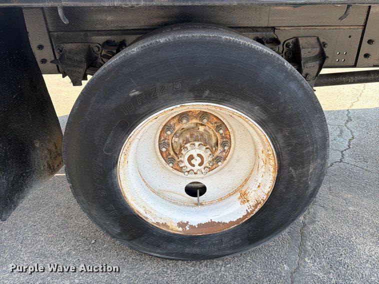 image for item DV8623 1997 Ford F800 flatbed truck