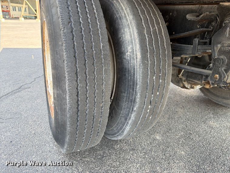 image for item DV8623 1997 Ford F800 flatbed truck